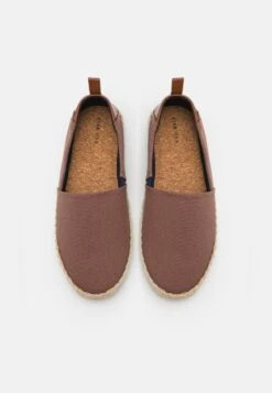 Pier One UNISEX - Espadrille - Brown 9 Pier One UNISEX - Espadrille - Brown -ModePier 31da881e18bf49df90b20d8e283884c8