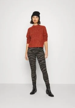 Pier One SHORT MICRO BEANIE UNISEX - Mütze - Black -ModePier 543d127d07134c2890a29c39eb75bc4a