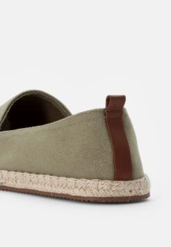 Pier One RENA ESPADRILLE UNISEX - Espadrille - Olive 11 Pier One RENA ESPADRILLE UNISEX - Espadrille - Olive -ModePier 8b1ef3dce9d344a08d816af96a53324d