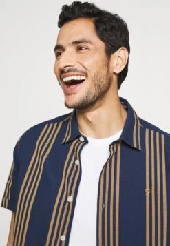 Pier One T-Shirt Basic - White/black/bordeaux 9 Pier One T-Shirt Basic - White/black/bordeaux -ModePier ad1e5f105df94e638daafdd57d29d49c