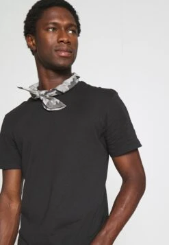 Pier One 3 PACK - T-Shirt Basic - Black/mottled Dark Grey/bordeaux -ModePier ae9b9691c10949c5b4edc17929f8c13a